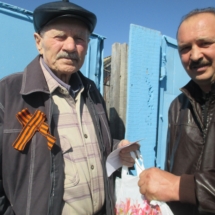 Член ТОС Кулахметов И.Р. вручает продуктовые наборы труженникам тыла 9 мая 2015 года