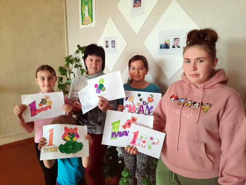 В поселке Головановский провели субботник у обелиска и высадили деревья